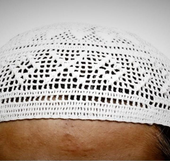 “Elegant Handcrafted Crochet Muslim Prayer Cap – White Islamic Topi”