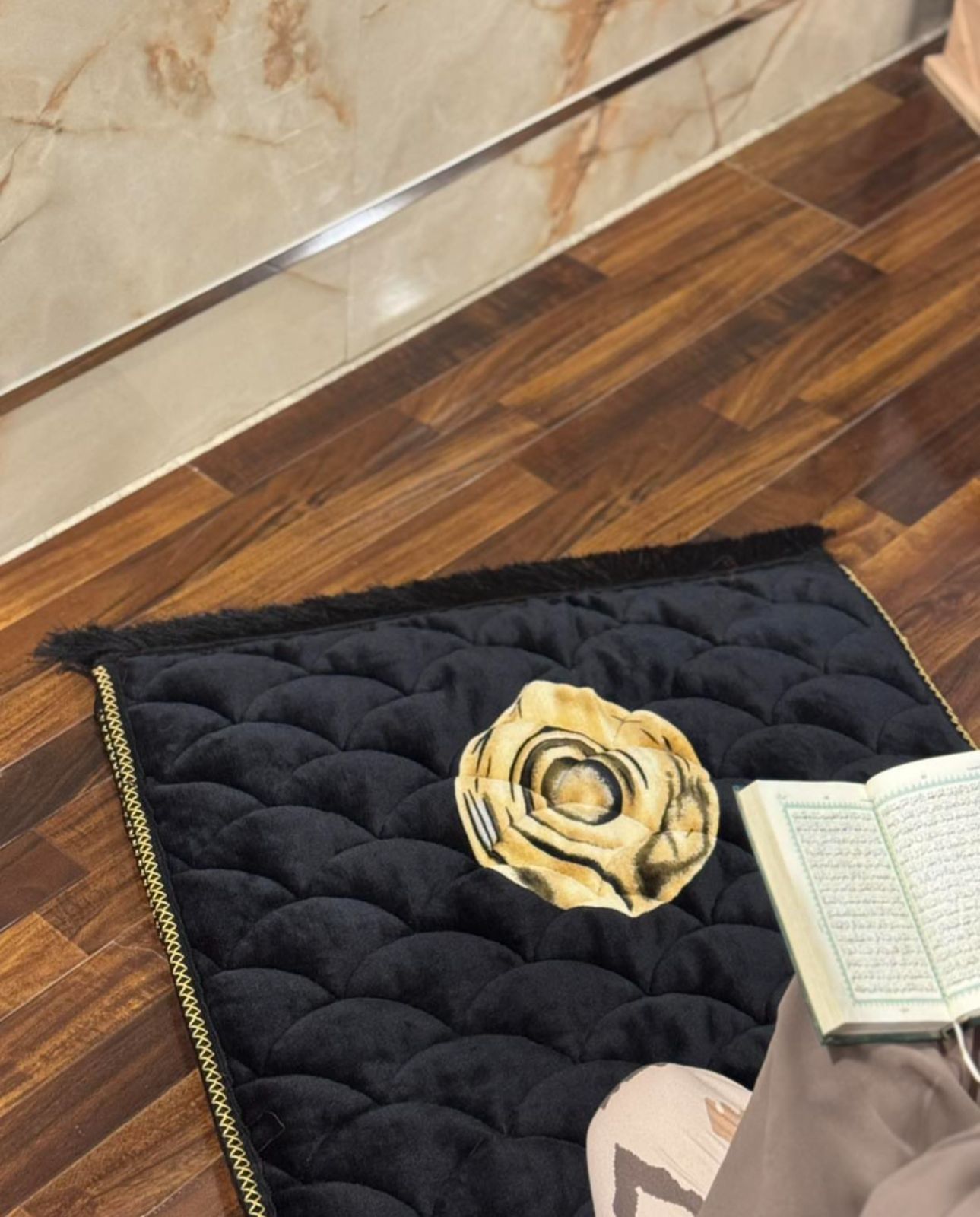 Premium Jaynamaz – Soft Velvet Prayer Comfort"